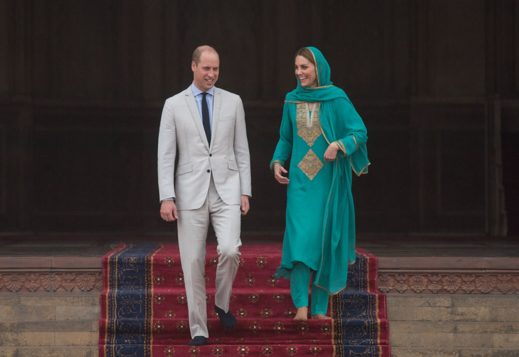 LAHORE, PAKISTAN - OCTOBER 17: Prince William, Duke of Cambridge and Catherine, Duchess of Cambridge visit the Badshahi Mosque on October 17, 2019 in Lahore, Pakistan. Their Royal Highnesses The Duke and Duchess of Cambridge are on a visit of Pakistan between 14-18th October at the request of the Foreign and Commonwealth Office.  (Photo by Samir Hussein/WireImage)